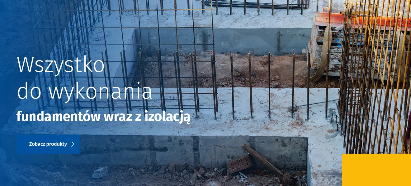 Baner informacyjny z hasłem „Wszystko do wykonania fundamentów wraz z izolacją”, przedstawiający plac budowy z widocznym zbrojeniem