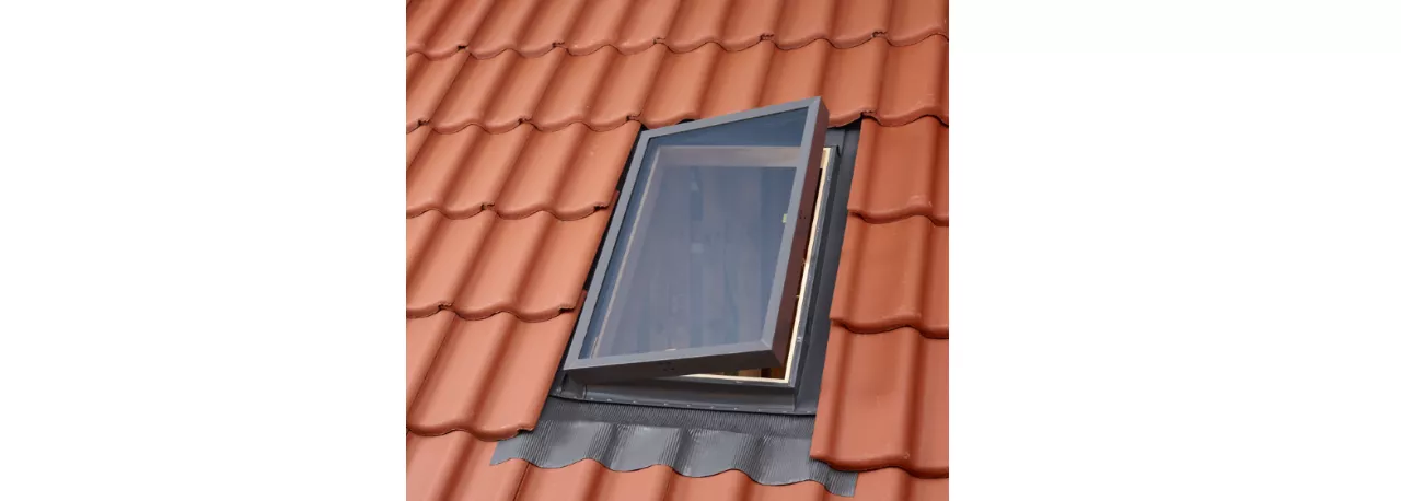 Wyłaz dachowy VLT 029 o wymiarach ościeżnicy 45x73 cm Velux 